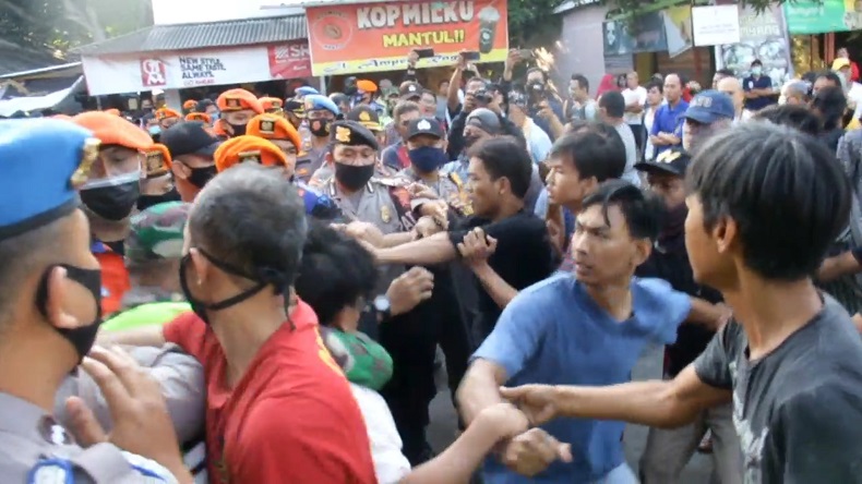 Eksekusi Aset PT KAI di Jalan Ampera Cirebon Ricuh, Ratusan Orang Bentrok dengan Petugas