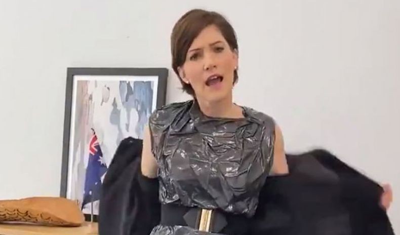 Kesal Dikritik, Perempuan Anggota Parlemen Ini Unggah Video Pakai Baju dari Plastik Sampah
