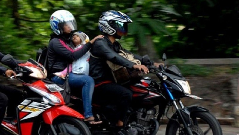 Bonceng Anak Kecil Bersepeda Motor, Ini yang Wajib Diperhatikan