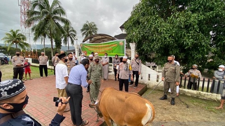 Jelang Idul Adha, Kapolda Maluku Sumbangkan Sapi kepada Pengurus Masjid At-Taqwa Ambon