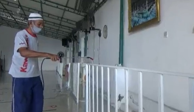 Masjid di Bali Disemprot Disinfektan Sebelum Gelar Salat Idul Adha