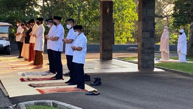 Jokowi dan Keluarga Salat Idul Adha di Halaman Wisma Bayurini Istana Bogor