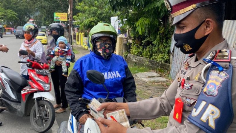 Pelanggar Lalu Lintas di Padang Diberi Tausiah Pak Ustaz