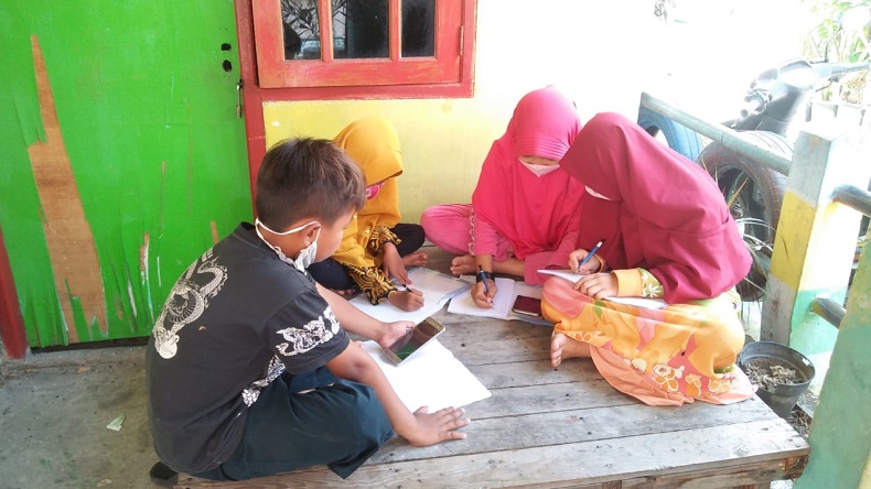 Desa di Gresik Ini Sediakan Internet Gratis bagi Siswa untuk Belajar Daring