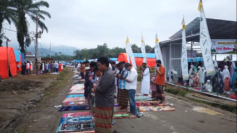 Suasana Duka Warnai Salat Idul Adha di Tenda Pengungsian Korban Banjir Luwu Utara