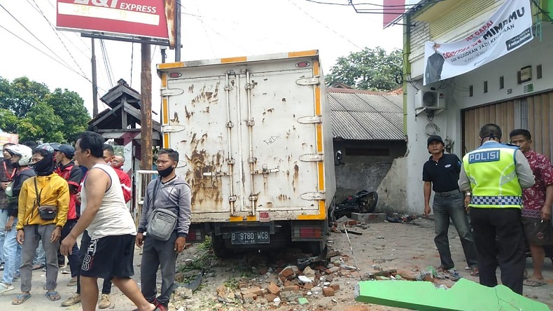 Diduga Rem Blong, Truk Boks Tabrak Bangunan di Bogor