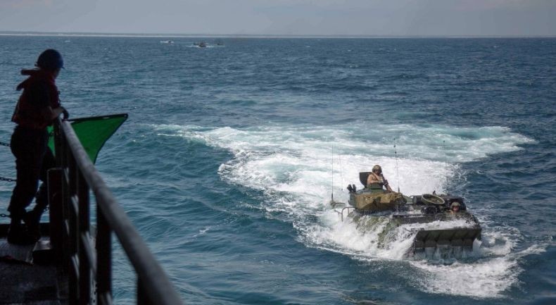 Kendaraan Amfibi Marinir AS Tenggelam di Laut, 1 Tentara Tewas dan 8 Hilang