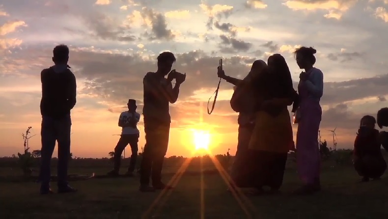 Libur Lebaran, Warga Jeneponto Ramai Kunjungi PLTB Tolo Satu untuk Nikmati Sunset