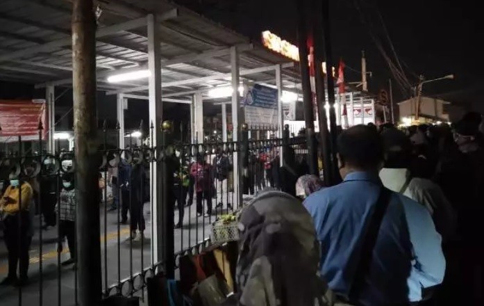 Antrean Panjang Penumpang KRL Terjadi di Stasiun Bojonggede Senin Pagi