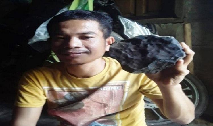 Viral Batu Hitam dari Langit Jatuh di Rumah Pembuat Peti Mati di Tapteng