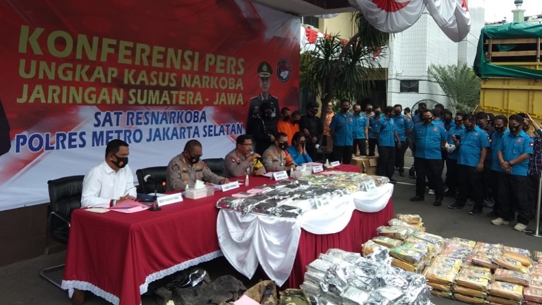 Ganja 160 Kg dari Aceh Disamarkan dalam Buku LKS