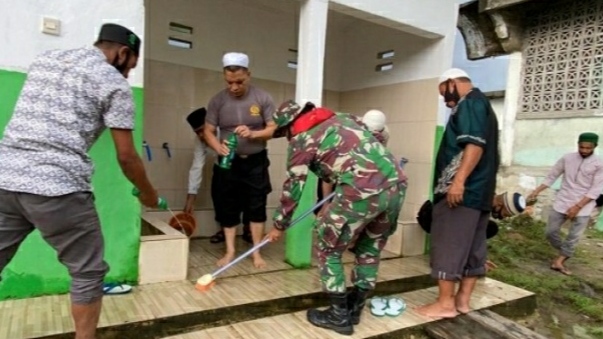 Kapolda Maluku Pimpin Kerja Bakti Masjid dan Bagikan Paket Kebutuhan Pokok