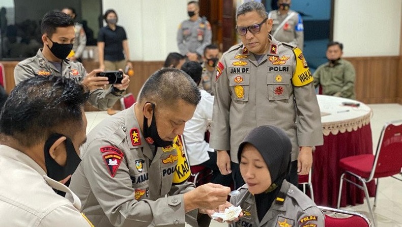 Kapolda Maluku Suapi Lulusan Pendidikan Pembentukan Taruna Akpol 2020
