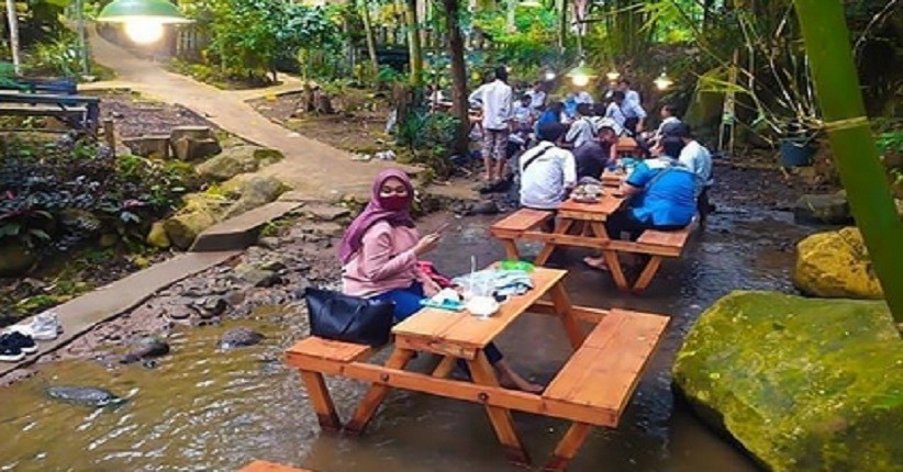 Ide Wisata Instagramable di Jombang, Unik Bisa Kulineran di Tengah Sungai