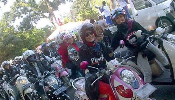 Naik Motor Pakai Hijab, Perhatikan Ini agar Tidak Jatuh akibat Kain Terlilit