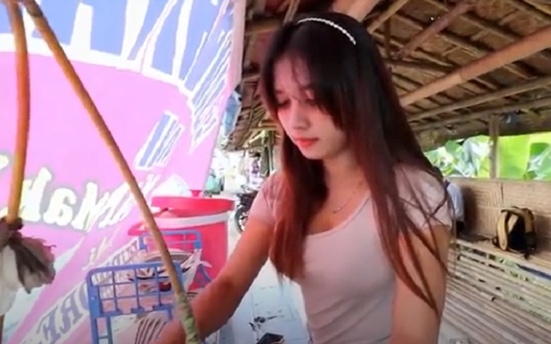 Viral Penjual Dawet Ireng Cantik di Purworejo, Bikin Pelanggan Salah Fokus