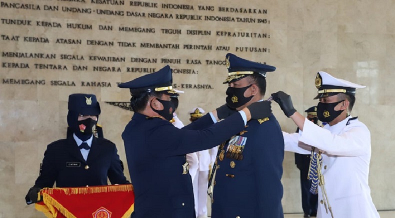 Panglima TNI Sematkan Tanda Kehormatan Bintang Angkatan Kelas Utama ke KSAL dan KSAU