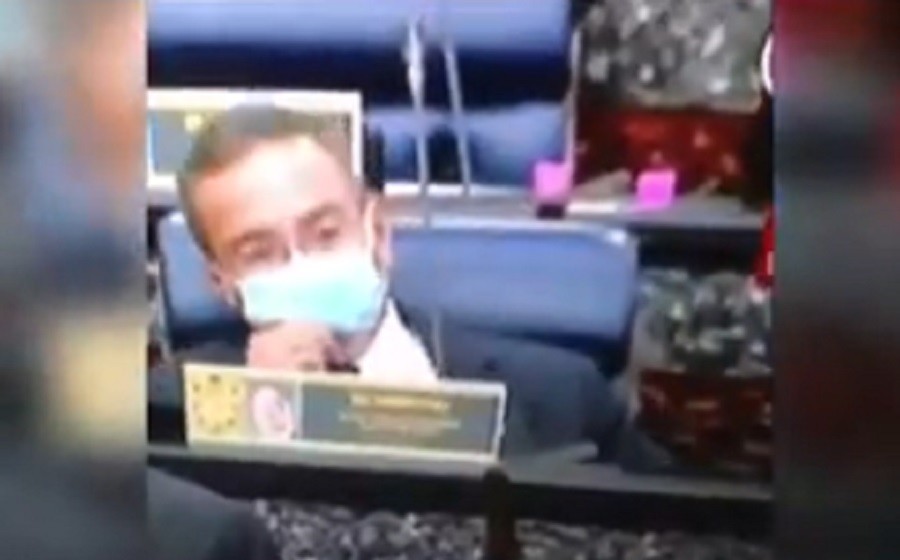 Parah, Menteri Malaysia Nge-vape Sambil Pakai Masker di Sidang Parlemen