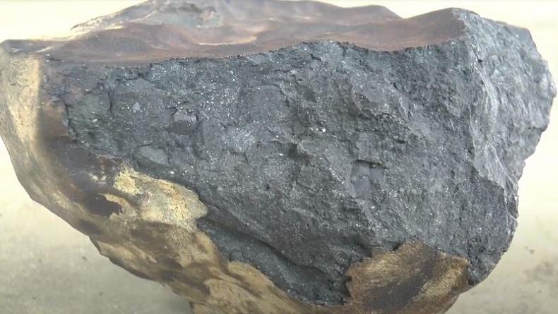 Batu Hitam Meteor yang Jatuh ke Rumah Warga di Tapteng Kini Ditawar Rp1 Miliar