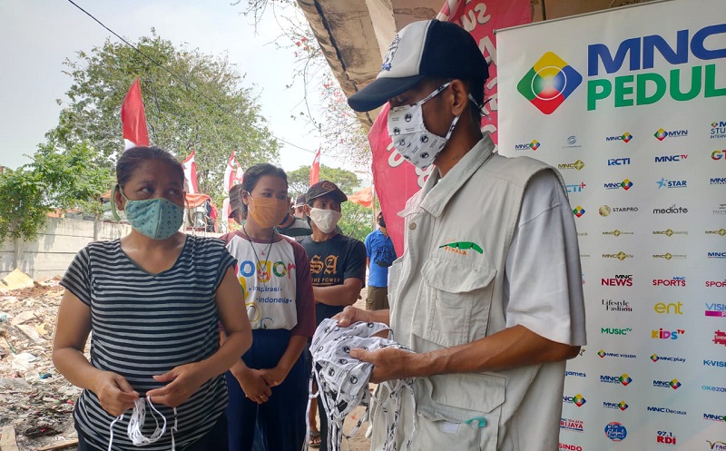MNC Peduli Bagikan Masker dan Makanan untuk Warga Kolong Tol Papanggo