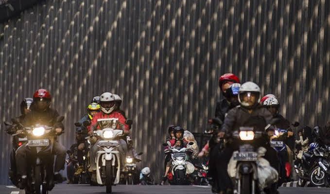 Hindari Kecelakaan, Ini Tanda Pengendara di Depan Baru Belajar Naik Motor