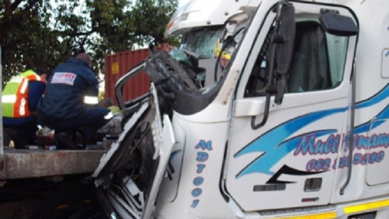 Truk Tabrak Pembatas Jalan di Cakung karena Pengemudi Meninggal Mendadak