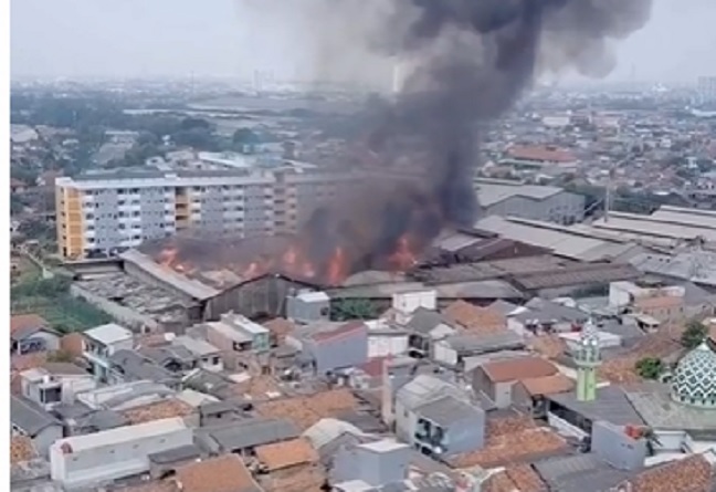 Pabrik Mebel di Cakung Terbakar, Warga Kumandangkan Azan di Lokasi