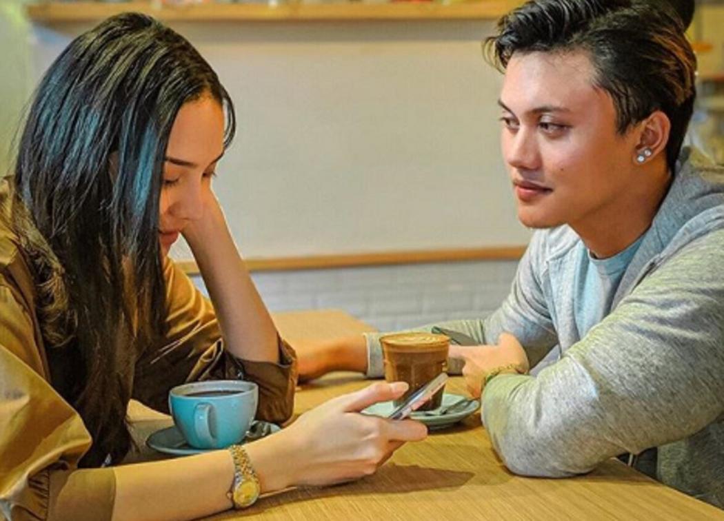 Anya Geraldine Menghindari Tatapan Mata Rizky Febian: Gamau Liat