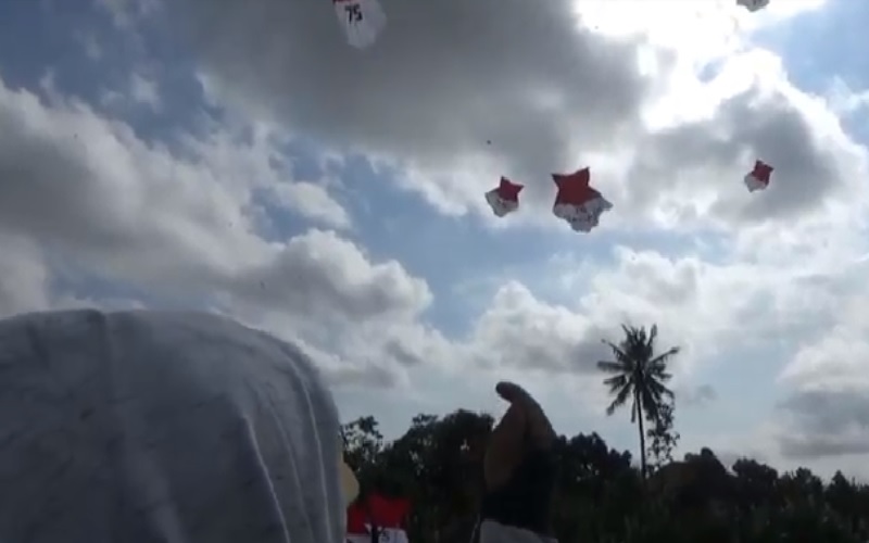 Langit Bali Dipenuhi Puluhan Layang-Layang Bernuansa Kemerdekaan RI