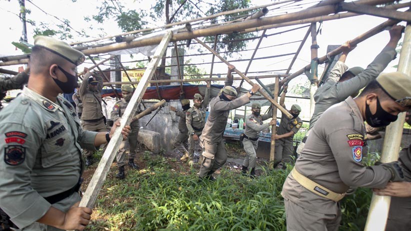 Gelar Lomba Gigit Koin, Kerumunan Warga di Jatinegara Dibubarkan
