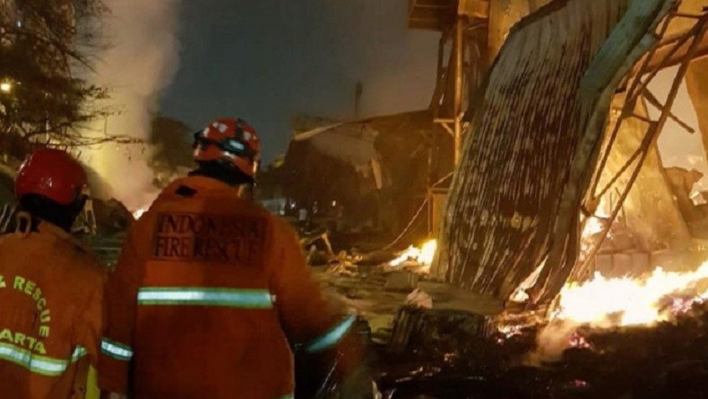 Kebakaran Pabrik Mebel di Cakung, Proses Pemadaman 18 Jam dengan 30 Unit Armada Pompa