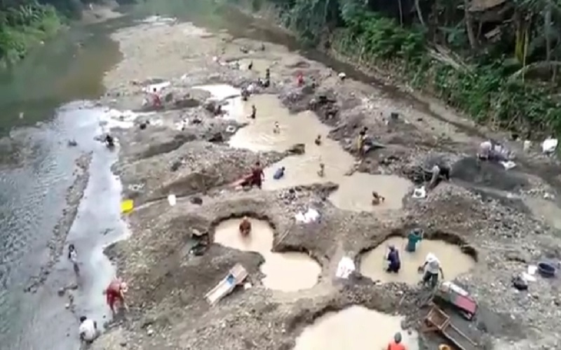 Warga Banyumas Mendadak Jadi Penambang Emas saat Sungai Jatum Surut
