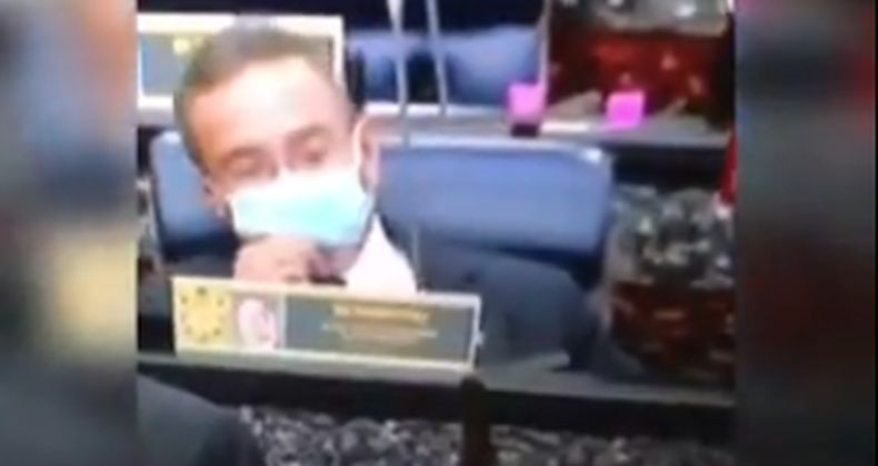 Tepergok Nge-Vape saat Sidang Parlemen, Menlu Malaysia Bayar Denda Rp870.000
