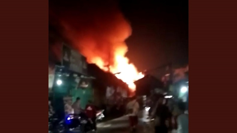 38 Unit Mobil Damkar Diterjunkan, Kebakaran di Depan Stasiun Duri Mulai Padam