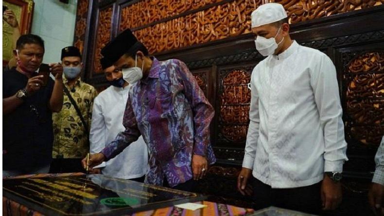 Ustaz Abdul Somad dan Wagub Sumut Teken Prasasti Pembangunan Masjid di Deliserdang