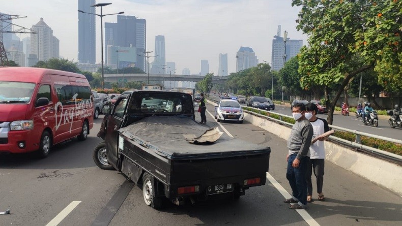 Pecah Ban, Mobil Pikap Kecelakaan di Semanggi Arah Grogol