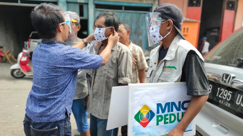 MNC Peduli Bagikan Masker dan Makanan kepada Pemulung di Kalibaru Cilincing
