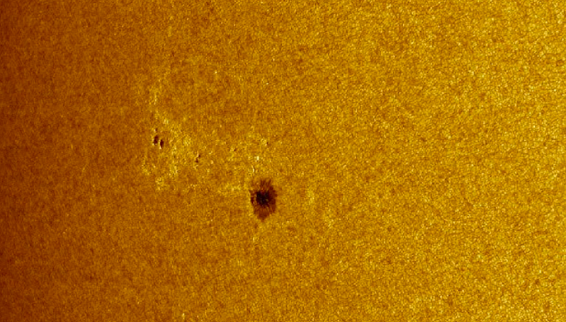 Bintik Matahari Seukuran Mars Mengarah ke Bumi