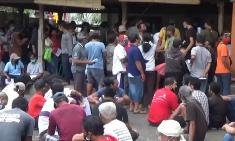 Abaikan Protokol Kesehatan, Warga Bali Rela Antre Menunggu Pencairan Bansos