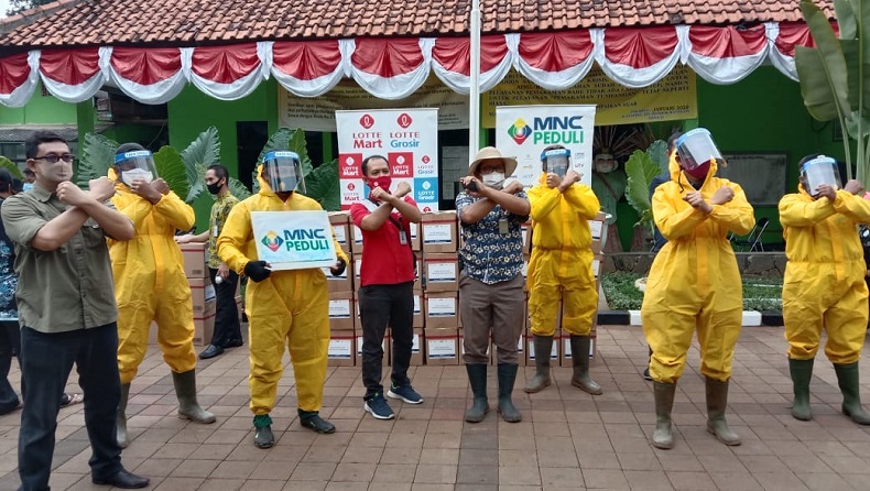 Apresiasi Petugas TPU Pondok Ranggon, MNC Peduli dan Lotte Mart Bagikan Bingkisan