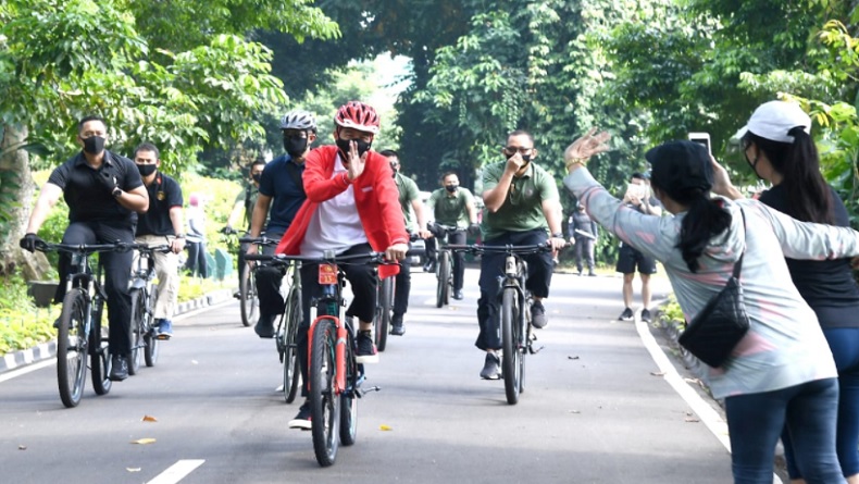 Gowes di Kebun Raya Bogor, Jokowi Bagikan Masker kepada Warga