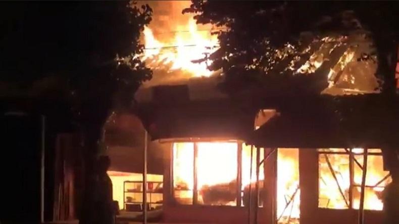 Lupa Matikan Lampu Minyak usai Pemadaman Listrik, Warung Makan di Pasuruan Terbakar
