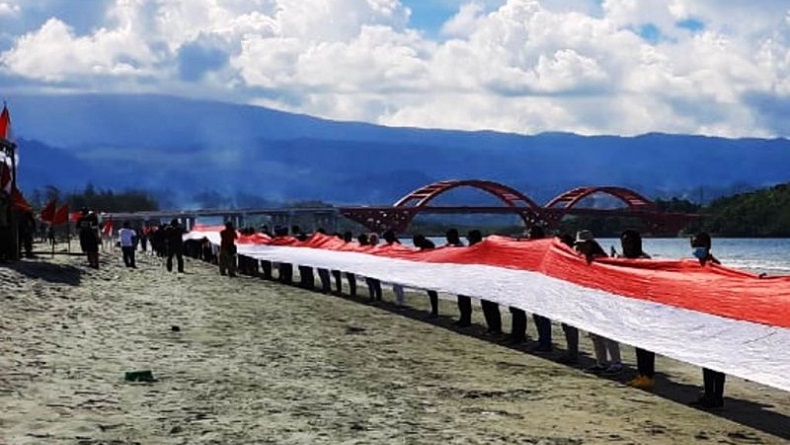 Bendera Merah Putih Sepanjang 1 Kilometer Dibentangkan di Pantai Hamadi Jayapura