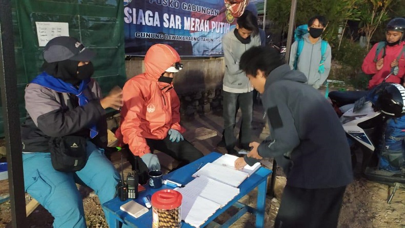 Diawasi TNI-Polri, Ribuan Warga Mendaki Gunung Bawakaraeng di Hari Sumpah Pemuda