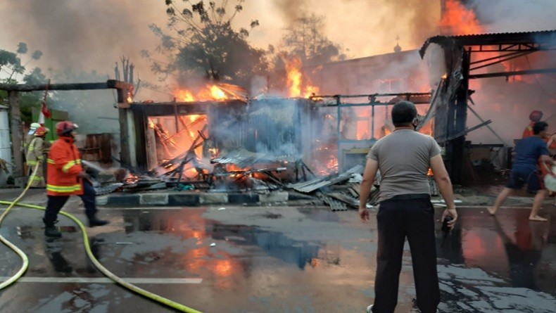 Api Melalap Perumahan Padat Penduduk di Pondok Kopi, 16 Unit Damkar Diterjunkan