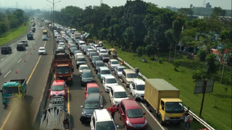 Jalur Puncak Macet hingga 10 KM, Arus Kendaraan Nyaris Tak Bergerak