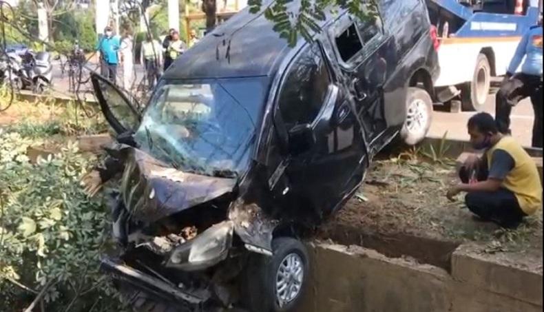 Mobil Tabrak Pohon di Bekasi, 1 Orang Luka