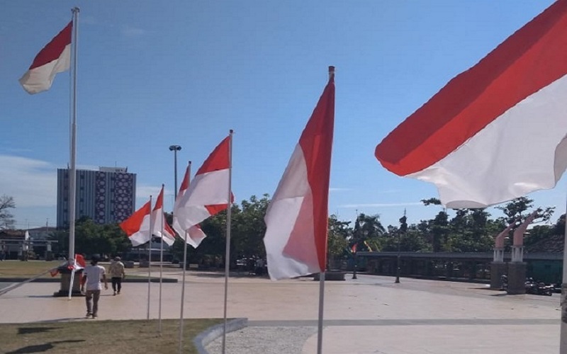 Duh! Tak Ada Bendera Merah Putih di Alun-Alun Rembang, Gus Mus: Ada yang Aneh