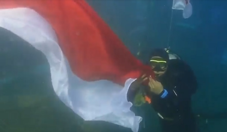 Puluhan Penyelam Bali Kibarkan Merah Putih di Kedalaman 10 Meter