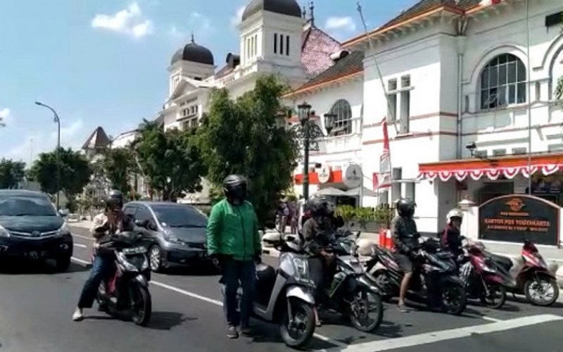 Berhenti saat Detik Proklamasi, Pemotor di Titik Nol Yogyakarta Langsung Berdiri Tegap